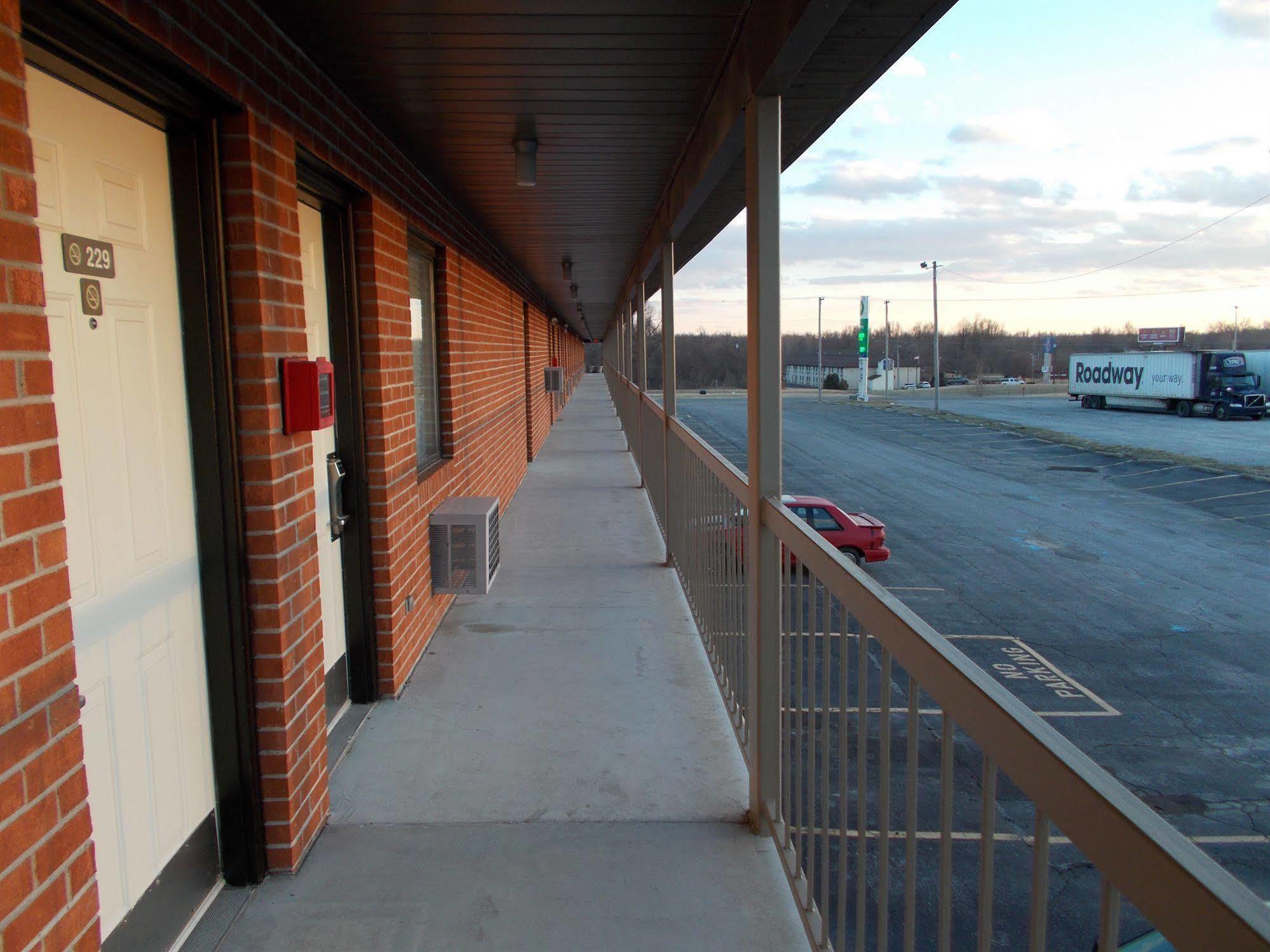 Motel 6-Metropolis, Il Exteriér fotografie